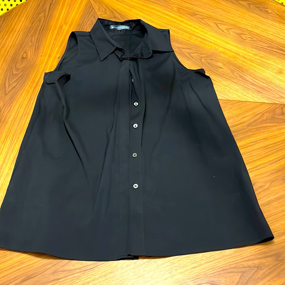 Elliott Lauren black front & back button down sleeveless blouse.